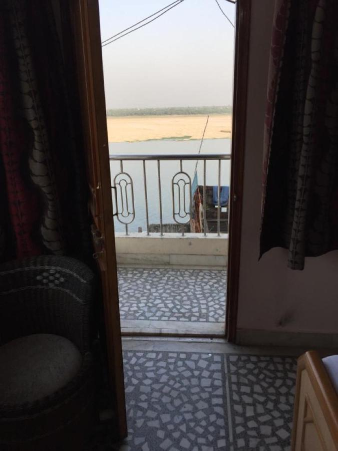P G On Ganges Benares Buitenkant foto